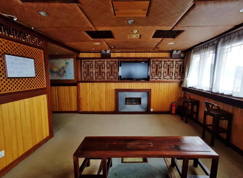 Li-An Lodge Living Room/Bar